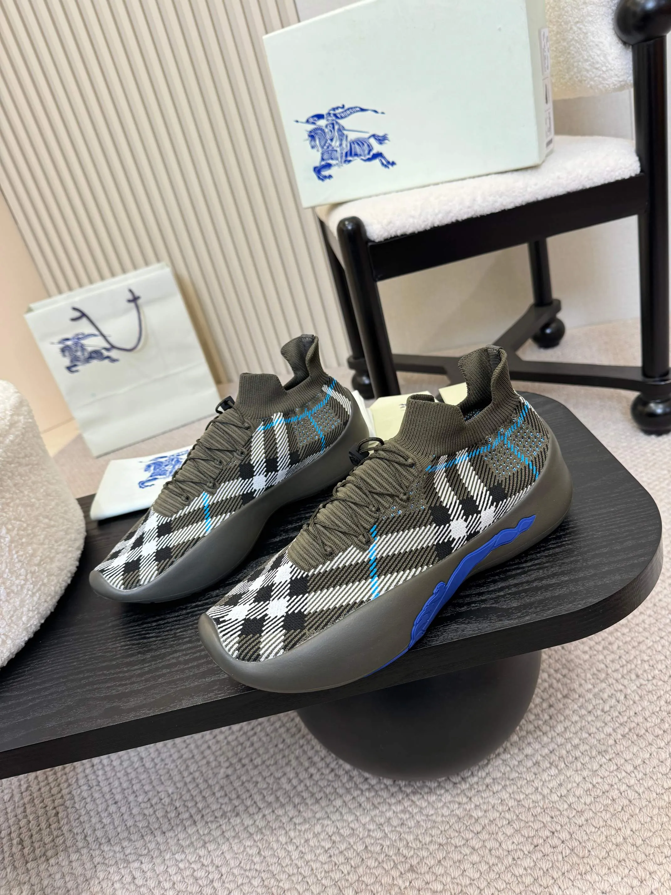 Men's men's shoes💰680 Burberry's 2025 hot model is released, ultra-light socks and shoes, versatile, decorated with worsted Burberry plaid pattern. Featuring a mesh lining and checkered laces, the rubber sole features the archive Burberry monogram. From Burberry's iconic collection, these wardrobe staples are interpreted with the brand's signature style.   ✅Fabric: Classic cotton fly ✅Lining: Silk cow lining ✅Outsole: Ultra-light rubber foam sole ✅Color: apricot, original packaging ✅Code number: Men's 39-46 (39,46 customized)